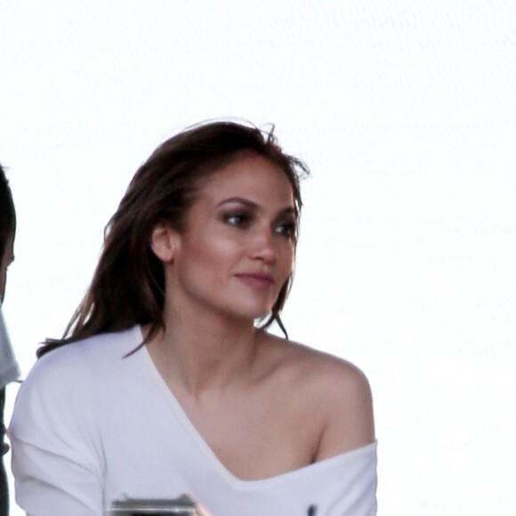 Exclusif - Jennifer Lopez tourne une publicité en robe blanche à Los Angeles le 22 mars 2016. © CPA / Bestimage