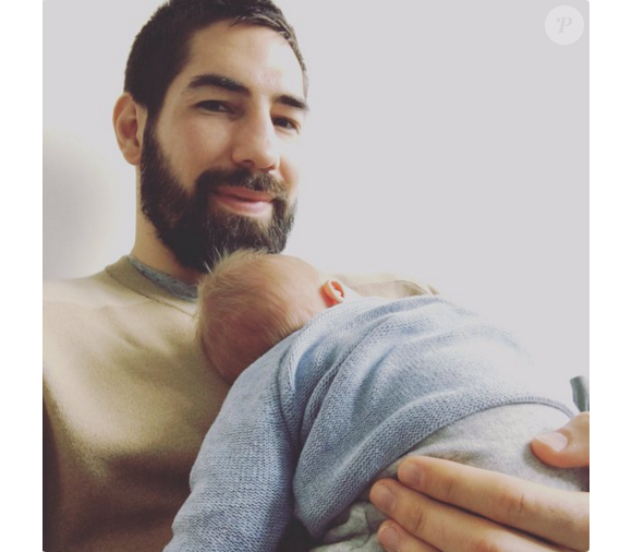 Nikola Karabatic avec son fils Alek dans les bras le 8 avril 2016 sur Twitter, au lendemain de sa naissance.