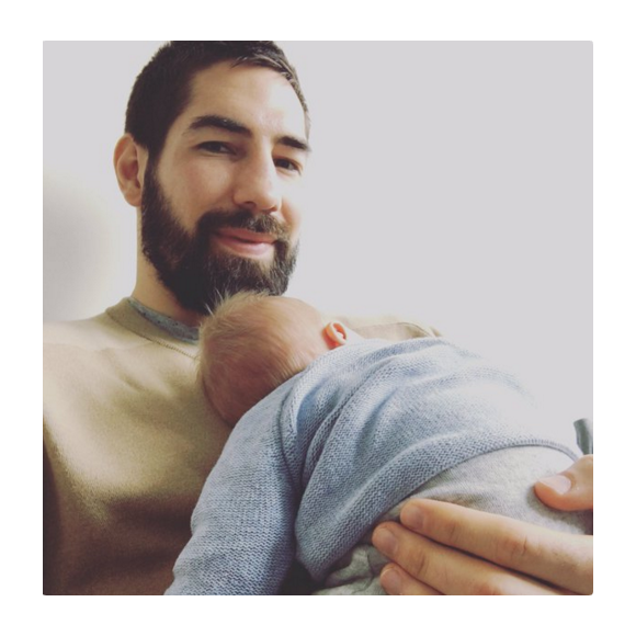 Nikola Karabatic avec son fils Alek dans les bras le 8 avril 2016 sur Twitter, au lendemain de sa naissance.
