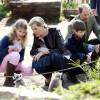 Le prince Edward, parrain de la Société zoologique de Bristol, et son épouse la comtesse Sophie de Wessex profitaient le 14 avril 2016 de l'inauguration d'une expo au zoo de Bristol pour le visiter avec leurs enfants Lady Louise, 12 ans, et James, vicomte Severn, 8 ans.