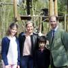 Le prince Edward, parrain de la Société zoologique de Bristol, et son épouse la comtesse Sophie de Wessex profitaient le 14 avril 2016 d'une inauguration au zoo de Bristol pour le visiter en famille avec leurs enfants Lady Louise, 12 ans, et James, vicomte Severn, 8 ans.
