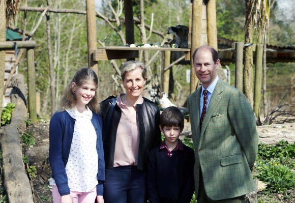 Le prince Edward, parrain de la Société zoologique de Bristol, et son épouse la comtesse Sophie de Wessex profitaient le 14 avril 2016 d'une inauguration au zoo de Bristol pour le visiter en famille avec leurs enfants Lady Louise, 12 ans, et James, vicomte Severn, 8 ans.