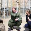 Le prince Edward, parrain de la Société zoologique de Bristol, et son épouse la comtesse Sophie de Wessex profitaient le 14 avril 2016 d'une inauguration au zoo de Bristol pour le visiter avec leurs enfants Lady Louise, 12 ans, et James, vicomte Severn, 8 ans.