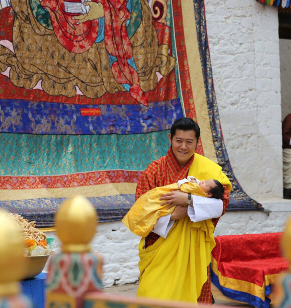 Le roi Jigme Khesar Namgyel Wangchuck avec son fils le Gyalsey Jigme Namgyel Wangchuck dans les bras lors de la cérémonie traditionnelle de révélation de son prénom en présence de sa femme la reine Jetsun Pema et des membres de la famille royale, le 16 avril 2016 au temple de Punakha.