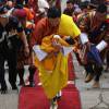 Le roi Jigme Khesar Namgyel Wangchuck porte son fils de 2 mois le Gyalsey Jigme Namgyel Wangchuck lors de la cérémonie traditionnelle de révélation de son prénom en présence de sa femme la reine Jetsun Pema et des membres de la famille royale, le 16 avril 2016 au temple de Punakha.