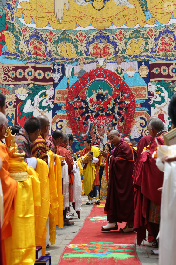 Le roi Jigme Khesar Namgyel Wangchuck a annoncé le prénom de son fils de 2 mois le Gyalsey Jigme Namgyel Wangchuck lors de la cérémonie traditionnelle de révélation de son prénom en présence de sa femme la reine Jetsun Pema et des membres de la famille royale, le 16 avril 2016 au temple de Punakha.