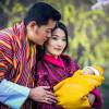 Le Gyalsey Jigme Namgyel Wangchuck, fils du roi-dragon Jigme Khesar Namgyel Wangchuck du Bhoutan et de la reine Jetsun Pema, photographié avec ses parents le 19 février 2015, à l'âge de deux semaines. Photo : Facebook couple royal du Bhoutan.