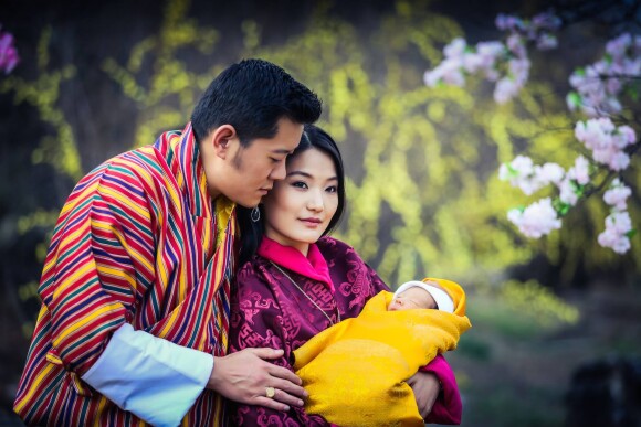 Le Gyalsey Jigme Namgyel Wangchuck, fils du roi-dragon Jigme Khesar Namgyel Wangchuck du Bhoutan et de la reine Jetsun Pema, photographié avec ses parents le 19 février 2015, à l'âge de deux semaines. Photo : Facebook couple royal du Bhoutan.