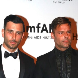 Carlos Gonzalez Abella et Ricky Martin assistent au gala "Inspiration" de l'amfAR à São Paulo. Le 15 avril 2016.