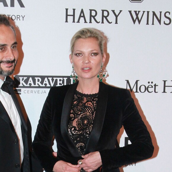 Le créateur Ara Vartanian et Kate Moss assistent au gala "Inspiration" de l'amfAR à São Paulo. Le 15 avril 2016.