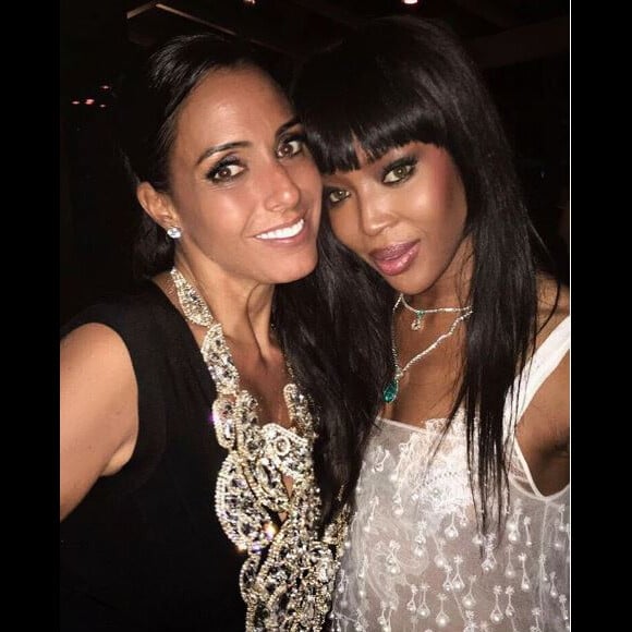 Ana Paola Diniz prend la pose avec Naomi Campbell, au gala amfAR, au Brésil, le 15 avril 2016