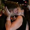 Ricky Martin offre un baiser à Ana Paola Diniz au gala amfAR, au Brésil, le 15 avril 2016