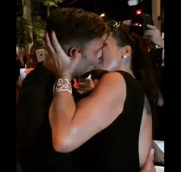 Ricky Martin offre un baiser à Ana Paola Diniz au gala amfAR, au Brésil, le 15 avril 2016