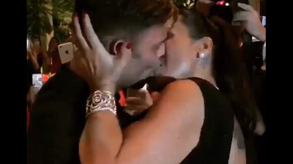 Ricky Martin : Un baiser passionné à une femme pour 90 000 dollars !
