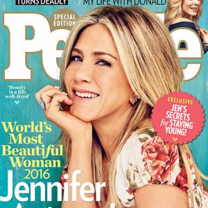 Jennifer Aniston en couverture de la nouvelle édition du magazine "People", qui l'a élue "plus belle femme du monde" pour son édition 2016.