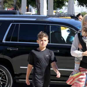Gwen Stefani emmène ses enfants Kingston, Zuma et Apollo à l'église dans le quartier de North Hollywood le 17 avril 2016