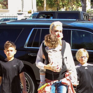 Gwen Stefani emmène ses enfants Kingston, Zuma et Apollo à l'église dans le quartier de North Hollywood le 17 avril 2016