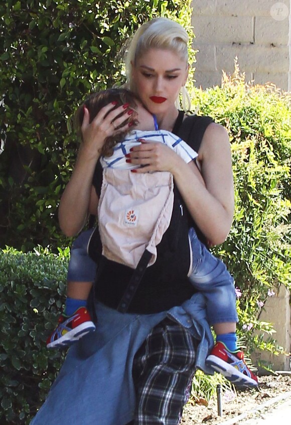 Gwen Stefani lors d'une virée shopping avec ses enfants Kingston, Zuma et Apollo chez Toys R Us à Los Angeles le 16 avril 2016