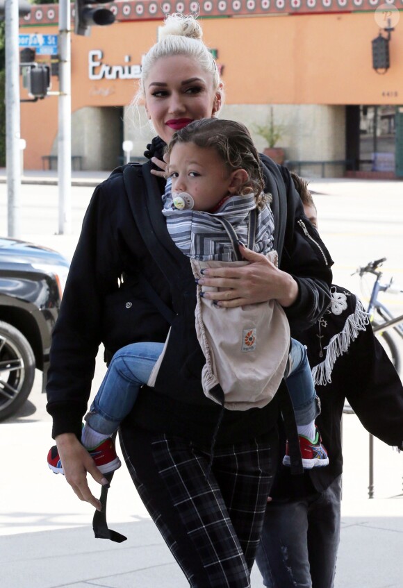 Gwen Stefani emmène ses enfants Kingston, Zuma et Apollo à l'église à North Hollywood le 10 avril 2016