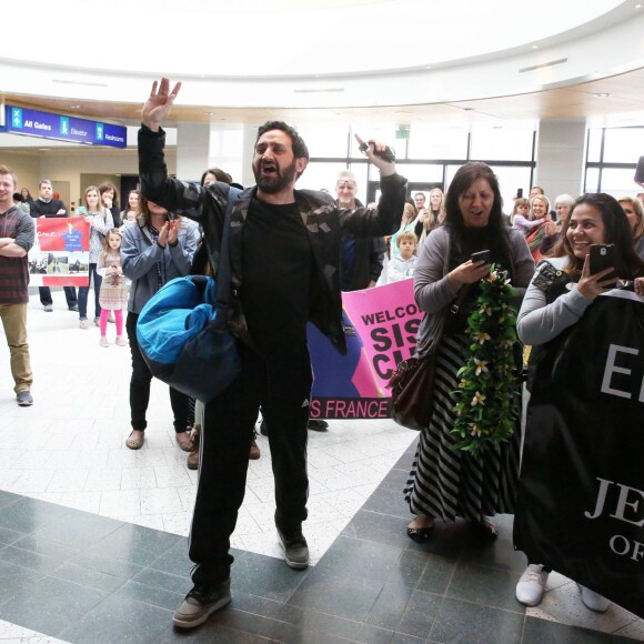 Exclusif - Jour 1 - Arrivée à l'aéroport de Las Vegas de Cyril Hanouna, Camille Combal avec leurs cinq chroniqueurs Jean-Michel Maire, Isabelle Morini-Bosc, Matthieu Delormeau, Moktar Guetari et Gilles Verdez - Cyril Hanouna et son futur époux Camille Combal sont partis à Las Vegas le jeudi 31 mars 2016 pour célébrer leur mariage le samedi 2 avril 2016. Jean-Michel Maire, Isabelle Morini-Bosc, Matthieu Delormeau, Moktar Guetari et Gilles Verdez étaient les cinq chroniqueurs qui les accompagnaient ainsi que des invités de l'émission "Touche pas à mon poste !" choisis dans le public.