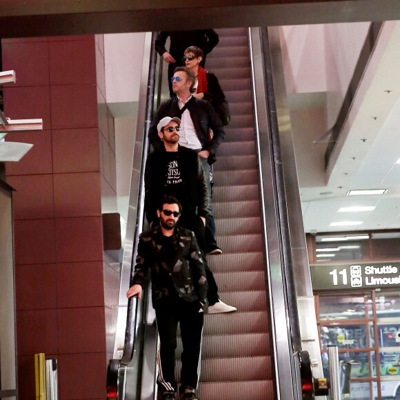 Exclusif - Jour 1 - Arrivée à l'aéroport de Las Vegas de l'animateur Cyril Hanouna, Camille Combal avec leurs cinq chroniqueurs Jean-Michel Maire, Isabelle Morini-Bosc, Matthieu Delormeau, Moktar Guetari et Gilles Verdez - Cyril Hanouna et son futur époux Camille Combal sont partis à Las Vegas le jeudi 31 mars 2016 pour célébrer leur mariage le samedi 2 avril 2016. Jean-Michel Maire, Isabelle Morini-Bosc, Matthieu Delormeau, Moktar Guetari et Gilles Verdez étaient les cinq chroniqueurs qui les accompagnaient ainsi que des invités de l'émission "Touche pas à mon poste !" choisis dans le public.