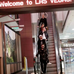 Exclusif - Jour 1 - Arrivée à l'aéroport de Las Vegas de Cyril Hanouna, Camille Combal avec leurs cinq chroniqueurs Jean-Michel Maire, Isabelle Morini-Bosc, Matthieu Delormeau, Moktar Guetari et Gilles Verdez - Cyril Hanouna et son futur époux Camille Combal sont partis à Las Vegas le jeudi 31 mars 2016 pour célébrer leur mariage le samedi 2 avril 2016. Jean-Michel Maire, Isabelle Morini-Bosc, Matthieu Delormeau, Moktar Guetari et Gilles Verdez étaient les cinq chroniqueurs qui les accompagnaient ainsi que des invités de l'émission "Touche pas à mon poste !" choisis dans le public.