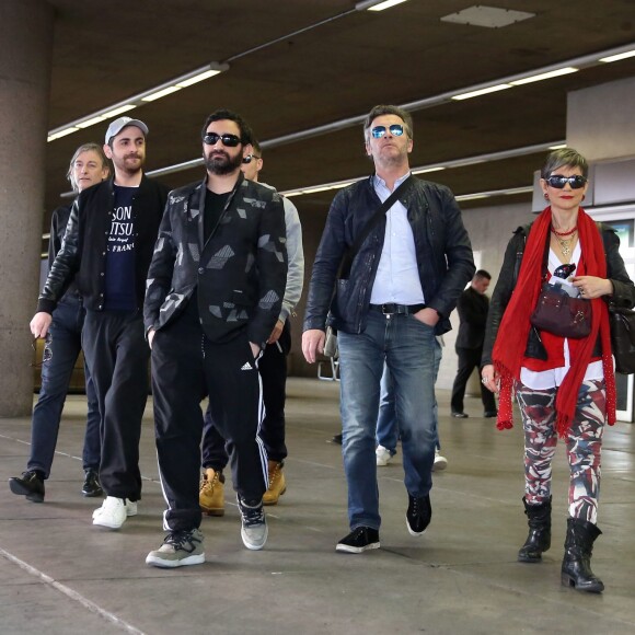 Exclusif - Jour 1 - Arrivée à l'aéroport de Las Vegas du présentateur Cyril Hanouna, Camille Combal avec leurs cinq chroniqueurs Jean-Michel Maire, Isabelle Morini-Bosc, Matthieu Delormeau, Moktar Guetari et Gilles Verdez - Cyril Hanouna et son futur époux Camille Combal sont partis à Las Vegas le jeudi 31 mars 2016 pour célébrer leur mariage le samedi 2 avril 2016. Jean-Michel Maire, Isabelle Morini-Bosc, Matthieu Delormeau, Moktar Guetari et Gilles Verdez étaient les cinq chroniqueurs qui les accompagnaient ainsi que des invités de l'émission "Touche pas à mon poste !" choisis dans le public.
