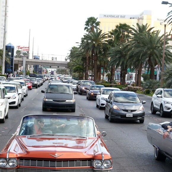 Exclusif - Jour 1 - Cyril Hanouna, Camille Combal et leurs cinq chroniqueurs Jean-Michel Maire, Isabelle Morini-Bosc, Matthieu Delormeau, Moktar Guetari et Gilles Verdez montent dans deux Cadillac décapotables vers le Strip de Las Vegas - Cyril Hanouna et son futur époux Camille Combal sont partis à Las Vegas le jeudi 31 mars 2016 pour célébrer leur mariage le samedi 2 avril 2016. Jean-Michel Maire, Isabelle Morini-Bosc, Matthieu Delormeau, Moktar Guetari et Gilles Verdez étaient les cinq chroniqueurs qui les accompagnaient ainsi que des invités de l'émission "Touche pas à mon poste !" choisis dans le public.