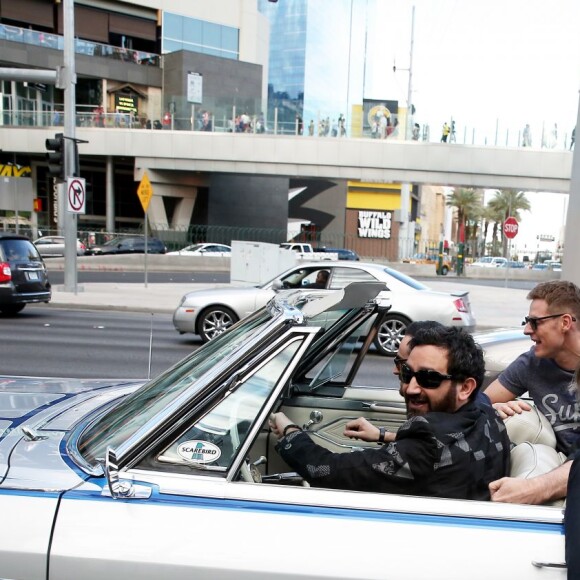 Exclusif - Jour 1 - Cyril Hanouna, Camille Combal et leurs cinq chroniqueurs Jean-Michel Maire, Isabelle Morini-Bosc, Matthieu Delormeau, Moktar Guetari et Gilles Verdez montent dans deux Cadillac décapotables vers le Strip de Las Vegas - Cyril Hanouna et son futur époux Camille Combal sont partis à Las Vegas le jeudi 31 mars 2016 pour célébrer leur mariage le samedi 2 avril 2016. Jean-Michel Maire, Isabelle Morini-Bosc, Matthieu Delormeau, Moktar Guetari et Gilles Verdez étaient les cinq chroniqueurs qui les accompagnaient ainsi que des invités de l'émission "Touche pas à mon poste !" choisis dans le public.