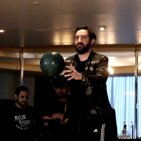 Exclusif - Jour 1 - Cyril Hanouna, Camille Combal et leurs cinq chroniqueurs Jean-Michel Maire, Isabelle Morini-Bosc, Matthieu Delormeau, Moktar Guetari et Gilles Verdez commencent une partie de bowling acharnée dans leur hôtel Palms Casino Resort Flamingo - Cyril Hanouna et son futur époux Camille Combal sont partis à Las Vegas le jeudi 31 mars 2016 pour célébrer leur mariage le samedi 2 avril 2016. Jean-Michel Maire, Isabelle Morini-Bosc, Matthieu Delormeau, Moktar Guetari et Gilles Verdez étaient les cinq chroniqueurs qui les accompagnaient ainsi que des invités de l'émission "Touche pas à mon poste !" choisis dans le public.