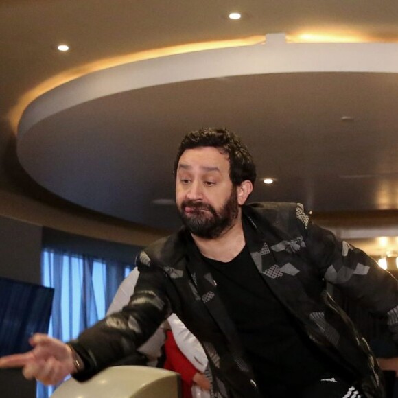 Exclusif - Jour 1 - Cyril Hanouna, Camille Combal et leurs cinq chroniqueurs Jean-Michel Maire, Isabelle Morini-Bosc, Matthieu Delormeau, Moktar Guetari et Gilles Verdez commencent une partie de bowling acharnée dans leur hôtel Palms Casino Resort Flamingo - Cyril Hanouna et son futur époux Camille Combal sont partis à Las Vegas le jeudi 31 mars 2016 pour célébrer leur mariage le samedi 2 avril 2016. Jean-Michel Maire, Isabelle Morini-Bosc, Matthieu Delormeau, Moktar Guetari et Gilles Verdez étaient les cinq chroniqueurs qui les accompagnaient ainsi que des invités de l'émission "Touche pas à mon poste !" choisis dans le public.