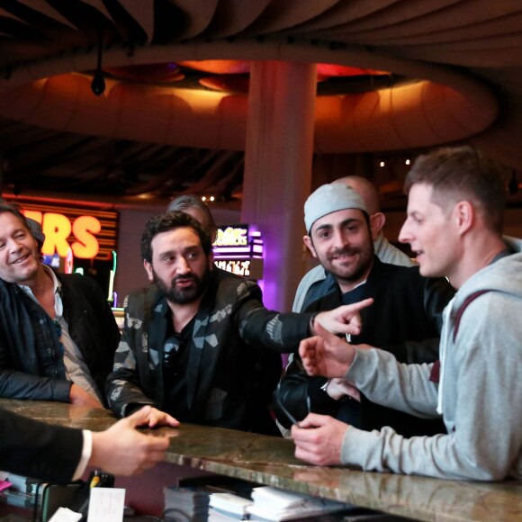 Exclusif -  Jour 1 - Cyril Hanouna, Camille Combal et leurs cinq chroniqueurs Jean-Michel Maire, Isabelle Morini-Bosc, Matthieu Delormeau, Moktar Guetari et Gilles Verdez arrivent à la réception de leur hôtel Palms Casino Resort Flamingo - Cyril Hanouna et son futur époux Camille Combal sont partis à Las Vegas le jeudi 31 mars 2016 pour célébrer leur mariage le samedi 2 avril 2016. Jean-Michel Maire, Isabelle Morini-Bosc, Matthieu Delormeau, Moktar Guetari et Gilles Verdez étaient les cinq chroniqueurs qui les accompagnaient ainsi que des invités de l'émission "Touche pas à mon poste !" choisis dans le public.
