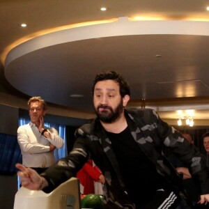 Exclusif - Jour 1 - Cyril Hanouna, Camille Combal et leurs cinq chroniqueurs Jean-Michel Maire, Isabelle Morini-Bosc, Matthieu Delormeau, Moktar Guetari et Gilles Verdez commencent une partie de bowling acharnée dans leur hôtel Palms Casino Resort Flamingo - Cyril Hanouna et son futur époux Camille Combal sont partis à Las Vegas le jeudi 31 mars 2016 pour célébrer leur mariage le samedi 2 avril 2016. Jean-Michel Maire, Isabelle Morini-Bosc, Matthieu Delormeau, Moktar Guetari et Gilles Verdez étaient les cinq chroniqueurs qui les accompagnaient ainsi que des invités de l'émission "Touche pas à mon poste !" choisis dans le public.