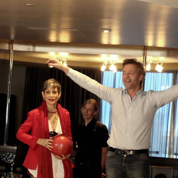 Exclusif - Jour 1 - Cyril Hanouna, Camille Combal et leurs cinq chroniqueurs Jean-Michel Maire, Isabelle Morini-Bosc, Matthieu Delormeau, Moktar Guetari et Gilles Verdez commencent une partie de bowling acharnée dans leur hôtel Palms Casino Resort Flamingo - Cyril Hanouna et son futur époux Camille Combal sont partis à Las Vegas le jeudi 31 mars 2016 pour célébrer leur mariage le samedi 2 avril 2016. Jean-Michel Maire, Isabelle Morini-Bosc, Matthieu Delormeau, Moktar Guetari et Gilles Verdez étaient les cinq chroniqueurs qui les accompagnaient ainsi que des invités de l'émission "Touche pas à mon poste !" choisis dans le public.