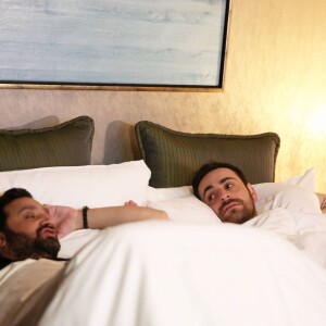 Exclusif - Jour 1 - Cyril Hanouna et Camille Combal vont dormir dans leur suite de l'hôtel Palms Casino Resort Flamingo - Cyril Hanouna et son futur époux Camille Combal sont partis à Las Vegas le jeudi 31 mars 2016 pour célébrer leur mariage le samedi 2 avril 2016. Jean-Michel Maire, Isabelle Morini-Bosc, Matthieu Delormeau, Moktar Guetari et Gilles Verdez étaient les cinq chroniqueurs qui les accompagnaient ainsi que des invités de l'émission "Touche pas à mon poste !" choisis dans le public.