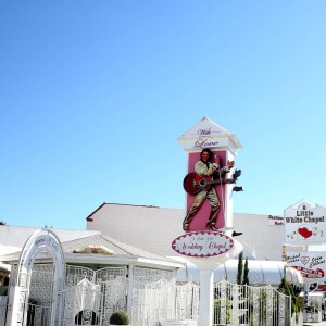 Exclusif - Jour 3 - La Little White Wedding Chapel - Mariage de Cyril Hanouna avec Camille Combal dans la Little White Wedding Chapel de Las Vegas le 2 avril 2016. Cyril Hanouna et Camille Combal sont partis à Las Vegas le jeudi 31 mars 2016 pour célébrer leur mariage le samedi 2 avril 2016. Jean-Michel Maire, Isabelle Morini-Bosc, Matthieu Delormeau, Mokhtar Guetari et Gilles Verdez étaient les cinq chroniqueurs qui les accompagnaient ainsi que des invités de l'émission "Touche pas à mon poste !" choisis dans le public.