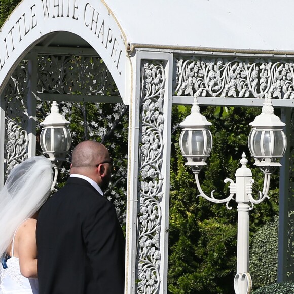 Exclusif - Jour 3 - Arrivée de Cyril Hanouna en robe de mariée, accompagné de Moktar Guetari, à la Little white wedding chapel à Las Vegas le 2 avril 2016. Cyril Hanouna et son futur époux Camille Combal sont partis à Las Vegas le jeudi 31 mars 2016 pour célébrer leur mariage le samedi 2 avril 2016. Jean-Michel Maire, Isabelle Morini-Bosc, Matthieu Delormeau, Moktar Guetari et Gilles Verdez étaient les cinq chroniqueurs qui les accompagnaient ainsi que des invités de l'émission "Touche pas à mon poste !" choisis dans le public.