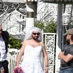 Exclusif - Jour 3 - Arrivée de Cyril Hanouna en robe de mariée, accompagné de Moktar Guetari, à la Little white wedding chapel à Las Vegas le 2 avril 2016. Cyril Hanouna et son futur époux Camille Combal sont partis à Las Vegas le jeudi 31 mars 2016 pour célébrer leur mariage le samedi 2 avril 2016. Jean-Michel Maire, Isabelle Morini-Bosc, Matthieu Delormeau, Moktar Guetari et Gilles Verdez étaient les cinq chroniqueurs qui les accompagnaient ainsi que des invités de l'émission "Touche pas à mon poste !" choisis dans le public.