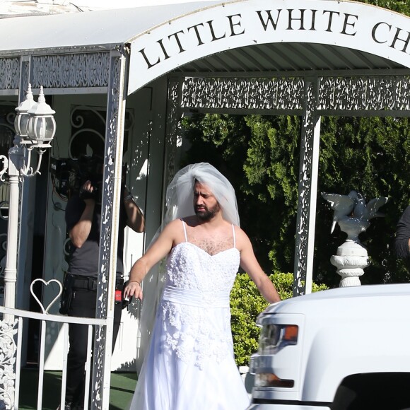 Exclusif - Jour 3 - Arrivée de Cyril Hanouna en Cadillac décapotable à Las Vegas le 2 avril 2016. Cyril Hanouna et son futur époux Camille Combal sont partis à Las Vegas le jeudi 31 mars 2016 pour célébrer leur mariage le samedi 2 avril 2016. Jean-Michel Maire, Isabelle Morini-Bosc, Matthieu Delormeau, Moktar Guetari et Gilles Verdez étaient les cinq chroniqueurs qui les accompagnaient ainsi que des invités de l'émission "Touche pas à mon poste !" choisis dans le public.