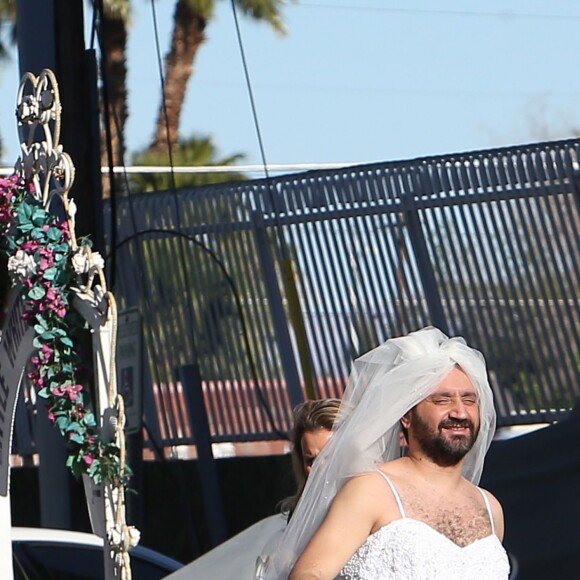 Exclusif - Jour 3 - Cyril Hanouna et son mari Camille Combal arrivent à la Little white wedding chapel à Las Vegas le 2 avril 2016. Cyril Hanouna et son futur époux Camille Combal sont partis à Las Vegas le jeudi 31 mars 2016 pour célébrer leur mariage le samedi 2 avril 2016. Jean-Michel Maire, Isabelle Morini-Bosc, Matthieu Delormeau, Moktar Guetari et Gilles Verdez étaient les cinq chroniqueurs qui les accompagnaient ainsi que des invités de l'émission "Touche pas à mon poste !" choisis dans le public.