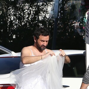 Exclusif - Jour 3 - Arrivée de Cyril Hanouna en Cadillac décapotable à Las Vegas le 2 avril 2016. Cyril Hanouna et son futur époux Camille Combal sont partis à Las Vegas le jeudi 31 mars 2016 pour célébrer leur mariage le samedi 2 avril 2016. Jean-Michel Maire, Isabelle Morini-Bosc, Matthieu Delormeau, Moktar Guetari et Gilles Verdez étaient les cinq chroniqueurs qui les accompagnaient ainsi que des invités de l'émission "Touche pas à mon poste !" choisis dans le public.