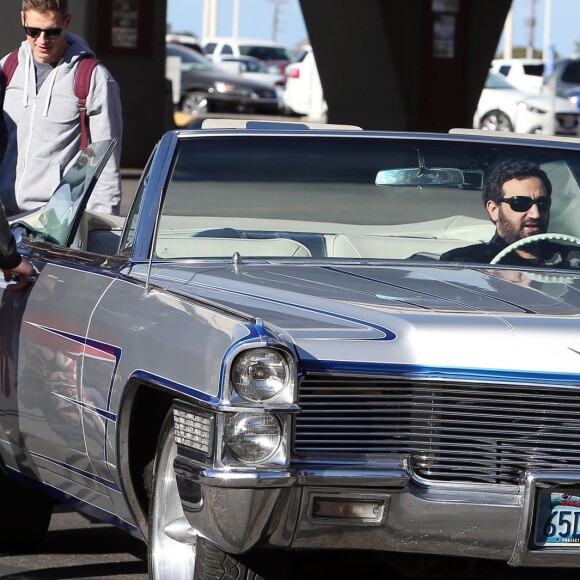 Exclusif - Jour 1 - Cyril Hanouna, Camille Combal et leurs cinq chroniqueurs Jean-Michel Maire, Isabelle Morini-Bosc, Matthieu Delormeau, Mokhtar Guetari et Gilles Verdez montent dans deux Cadillac décapotables vers le Strip de Las Vegas - Cyril Hanouna et son futur époux Camille Combal sont partis à Las Vegas le jeudi 31 mars 2016 pour célèbrer leur mariage le samedi 2 avril 2016. Jean-Michel Maire, Isabelle Morini-Bosc, Matthieu Delormeau, Mokhtar Guetari et Gilles Verdez étaient les cinq chroniqueurs qui les accompagnaient ainsi que des invités de l'émission "Touche pas à mon poste !" choisis dans le public.