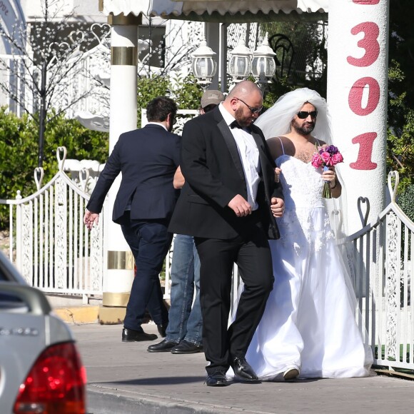 Exclusif - Jour 3 - Arrivée de Cyril Hanouna en robe de mariée, accompagné de Moktar Guetari, à la Little white wedding chapel à Las Vegas le 2 avril 2016. Cyril Hanouna et son futur époux Camille Combal sont partis à Las Vegas le jeudi 31 mars 2016 pour célèbrer leur mariage le samedi 2 avril 2016. Jean-Michel Maire, Isabelle Morini-Bosc, Matthieu Delormeau, Moktar Guetari et Gilles Verdez étaient les cinq chroniqueurs qui les accompagnaient ainsi que des invités de l'émission "Touche pas à mon poste !" choisis dans le public.
