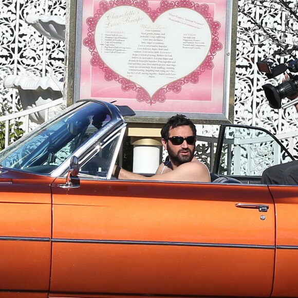 Exclusif - Jour 3 - Arrivée de Cyril Hanouna en Cadillac décapotable à Las Vegas le 2 avril 2016. Cyril Hanouna et son futur époux Camille Combal sont partis à Las Vegas le jeudi 31 mars 2016 pour célèbrer leur mariage le samedi 2 avril 2016. Jean-Michel Maire, Isabelle Morini-Bosc, Matthieu Delormeau, Moktar Guetari et Gilles Verdez étaient les cinq chroniqueurs qui les accompagnaient ainsi que des invités de l'émission "Touche pas à mon poste !" choisis dans le public.