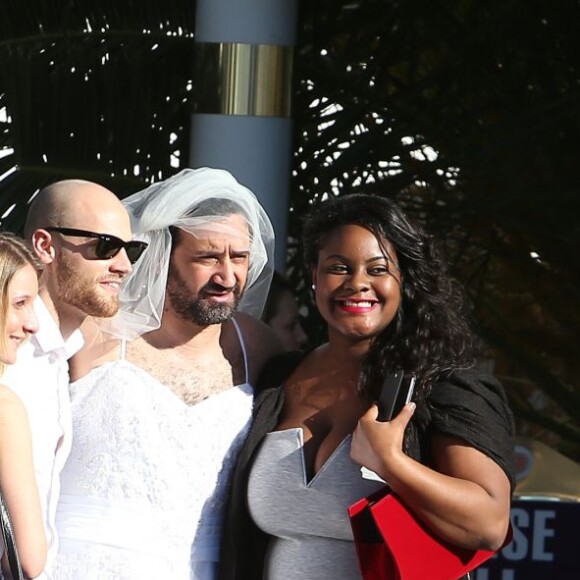 Exclusif - Jour 3 - Séance de photos de groupe avec Cyril Hanouna à la Little white wedding chapelde Las Vegas avant son mariage avec Camille Combal le 2 avril 2016. Cyril Hanouna et son futur époux Camille Combal sont partis à Las Vegas le jeudi 31 mars 2016 pour célèbrer leur mariage le samedi 2 avril 2016. Jean-Michel Maire, Isabelle Morini-Bosc, Matthieu Delormeau, Moktar Guetari et Gilles Verdez étaient les cinq chroniqueurs qui les accompagnaient ainsi que des invités de l'émission "Touche pas à mon poste !" choisis dans le public.