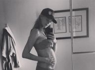 Behati Prinsloo enceinte : La femme d'Adam Levine dévoile son petit ventre rond