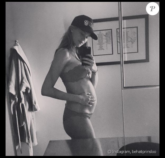Behati Prinsloo enceinte a publié une photo de son petit ventre rond sur sa page Instagram, le 20 avril 2016.