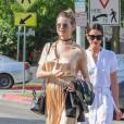 Lily Aldridge et Behati Prinsloo enceinte font du shopping dans les rues de West Hollywood, le 5 avril 2016