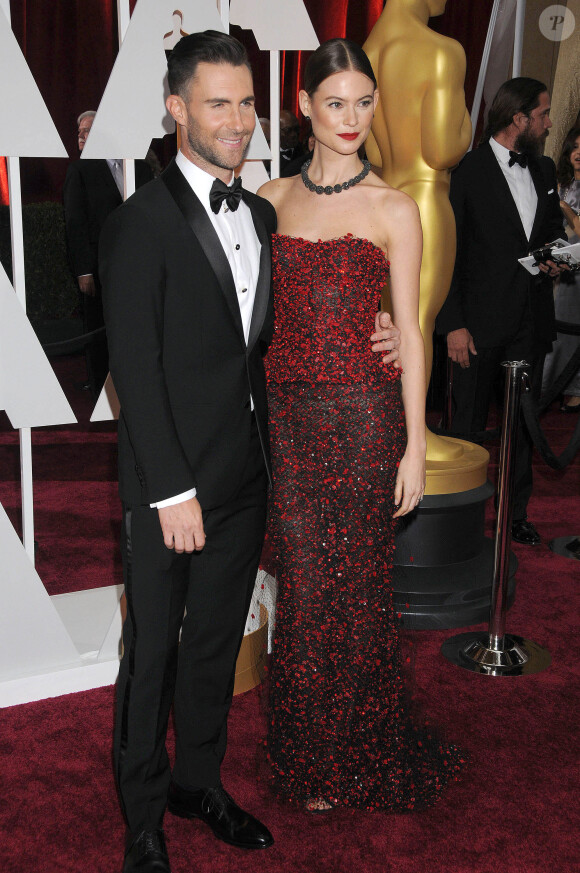 Adam Levine et sa femme Behati Prinsloo à la 87ème cérémonie des Oscars à Hollywood, le 22 février 2015.