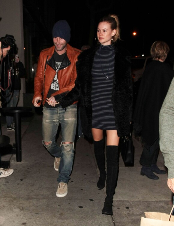 Le chanteur Adam Levine et sa femme Behati Prinsloo sortent du Craig's Restaurant de West Hollywood à Los Angeles le 27 novembre 2015.